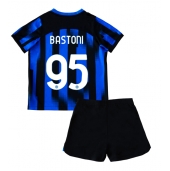 Billige Inter Milan Alessandro Bastoni #95 Hjemmebanetrøje Børn 2023-24 Kort ærmer (+ bukser)