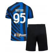 Billige Inter Milan Alessandro Bastoni #95 Hjemmebanetrøje Børn 2024-25 Kort ærmer (+ bukser)