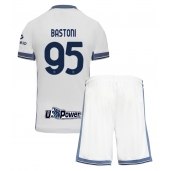 Billige Inter Milan Alessandro Bastoni #95 Udebanetrøje Børn 2024-25 Kort ærmer (+ bukser)