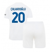 Billige Inter Milan Hakan Calhanoglu #20 Udebanetrøje Børn 2023-24 Kort ærmer (+ bukser)